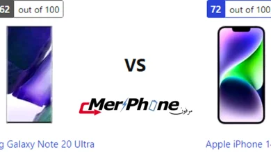 صورة توضح الكتيبات المرفقة مع Samsung Galaxy Note 20 Ultra و Apple iPhone 14