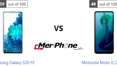 صورة توضح مدخل الشاحن والسماعات في Samsung Galaxy S20 FE و Motorola Moto G (2024)