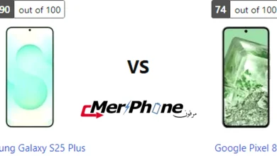 صورة توضح الكتيبات المرفقة مع Samsung Galaxy S25 Plus و Google Pixel 8